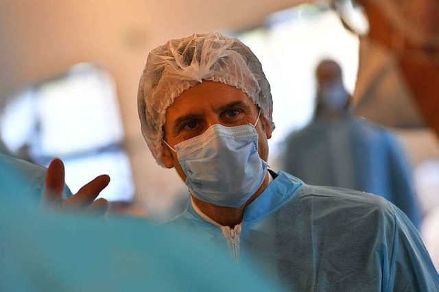 Emmanuel Macron am Dienstag beim Besuc... Fabrik im Dpartement Maine-et-Loire.  | Foto: LOIC VENANCE (AFP)