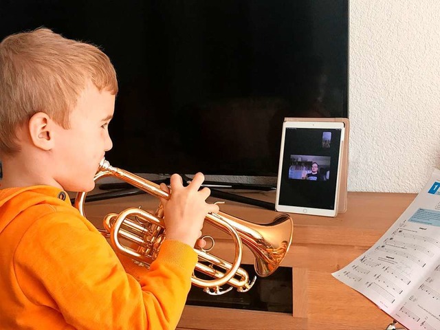 Der Musikunterricht kommt digital ins ...kingen, gibt auf dem iPad Anweisungen.  | Foto: Privat