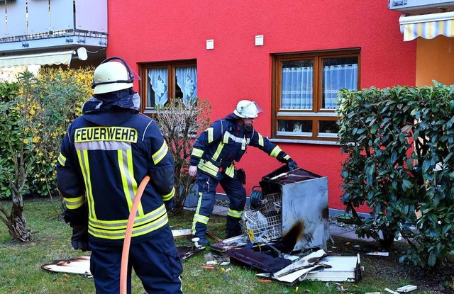 Atemschutztrger der Feuerwehr lschte...en die stark beschdigten Mbelstcke.  | Foto: Wolfgang Knstle