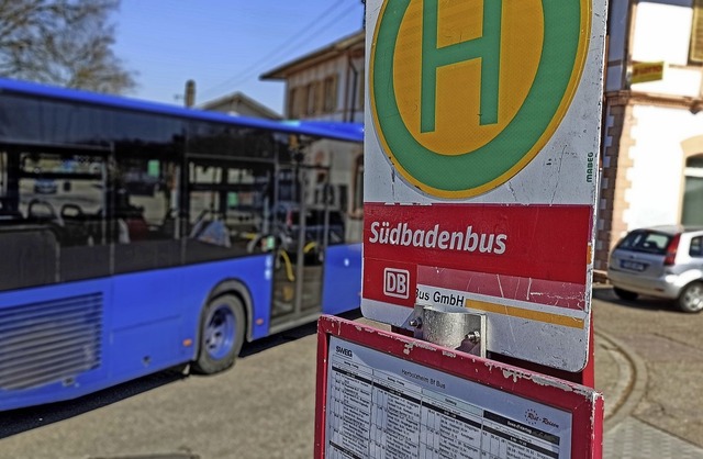 Ein Bus an der Haltestelle am Herbolzh...ngen am Mittwoch noch die alten Plne.  | Foto: Martin Wendel