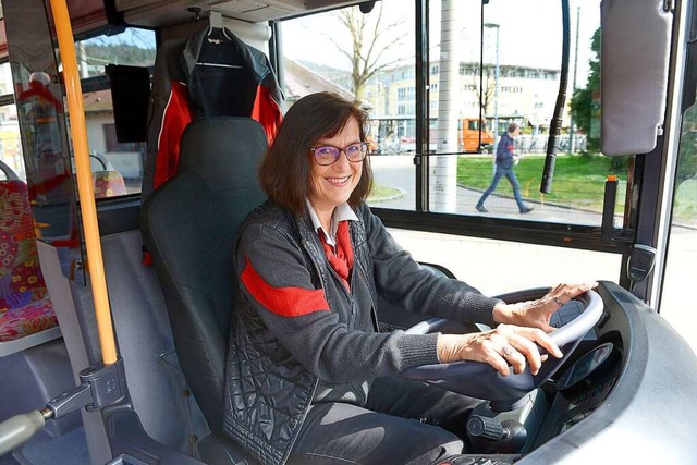 Michaela Glich am Lenkrad eines VAG-Busses.  | Foto: Ingo Schneider