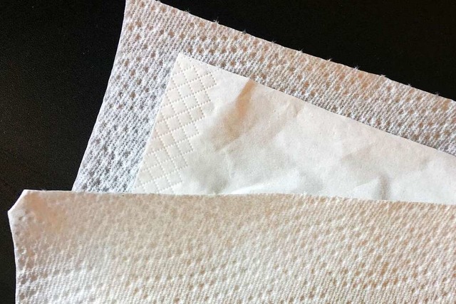 Zwei Lagen Kchenpapier und eine Lage Taschentuch sorgen fr den Spuckschutz.  | Foto: Carolin Buchheim