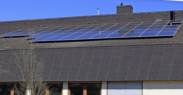57 Solarmodule wurden auf dem Dach des Werkhofes angebracht.  | Foto: Rolf Reimann