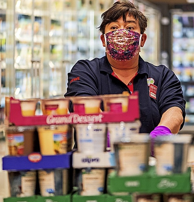 Mitarbeiterin in einem Supermarkt  | Foto: Robert Michael (dpa)