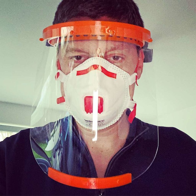 Armin Gpfert mit einer Gesichtsschutz...Pfleger im Kampf gegen das Coronavirus  | Foto: Privat