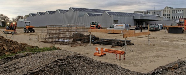 Die Bauarbeiten fr die neuen Lager- u...irsberger in Endingen haben begonnen.   | Foto: Martin Wendel
