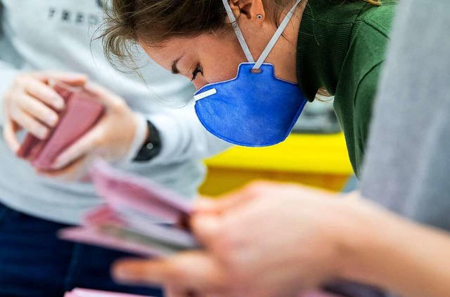 Fr die Wahlhelfer mssen Mundschutzmasken besorgt werden.  | Foto: Sven Hoppe (dpa)