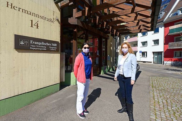 Wohnbereichsleiterin Georgeta Indreica...bel Schweier vor dem Haus Schlossberg.  | Foto: Ingo Schneider