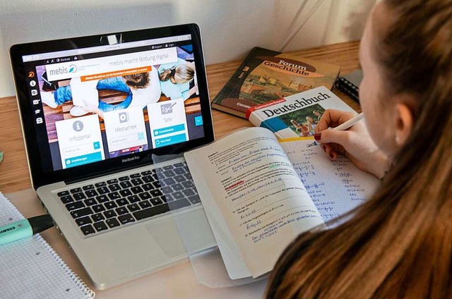 Eine Schlerin lernt zu Hause ber eine digitale Lernplattform.  | Foto: Stefan Puchner (dpa)