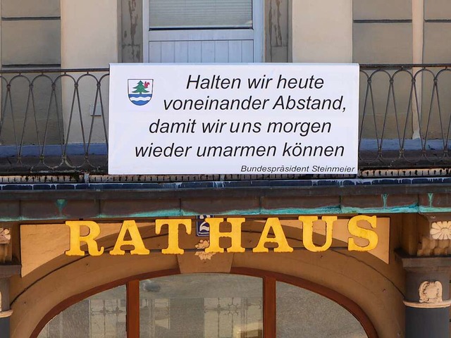 Worte des Bundesprsidenten als Mutmacher am Rathaus  | Foto: Peter Stellmach
