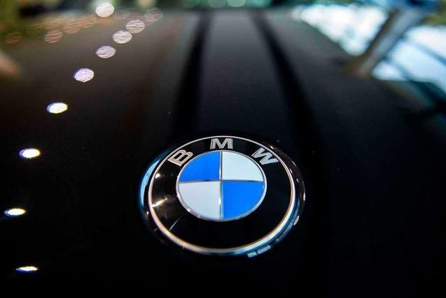 19-jähriger BMW-Fahrer fährt in Hauingen gegen die Sporthallenwand