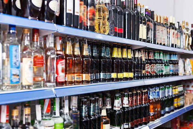 Ladendiebstahl und Versto gegen das I...einen Mann, der Alkohol gestohlen hat.  | Foto: Iakov Filimonov  (stock.adobe.com)