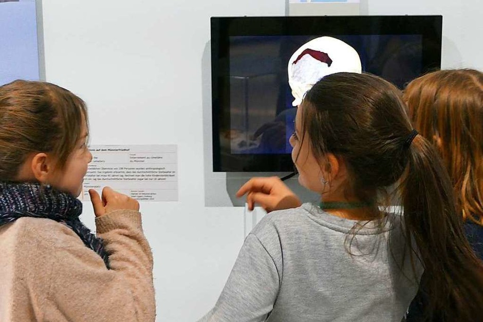 Noch bevor es richtig losging, begannen die Kinder, die Schau zu erforschen. (Foto: Sonja Zellmann) Noch bevor es richtig losging, begannen die Kinder, die Schau zu erforschen. (Foto: Sonja Zellmann)