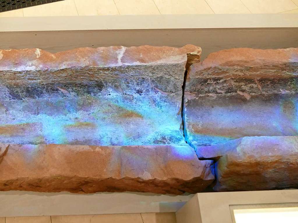 Ein Ausschnitt eines typischen Freiburger Bchle im Museum – das Blaue ist kein Wasser, sondern Licht.