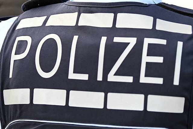 Alkoholisierter Mann legt sich mit Polizisten an