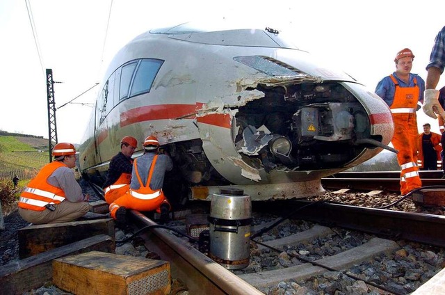 Einsatzkrfte am ICE: Der Triebkopf is...sind nur noch Trmmer brig. FOTO: DPA  | Foto: A2070 Rolf Haid