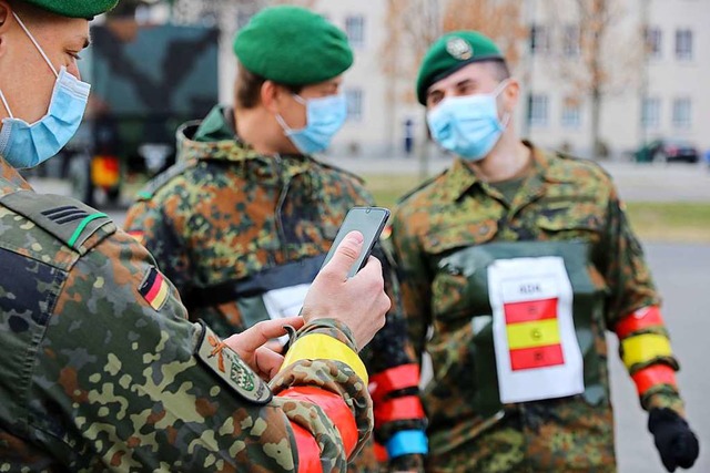 Bundeswehr-Soldaten wirkten am Mittwoc...Praxis-Test einer Anti-Corona-App mit.  | Foto: ISMAEL AKBAR (AFP)