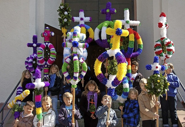 Kleine Leute, groe Dinge: Mit  bunten...nno 2011 in  Oberwinden  Palmsonntag.   | Foto: Elfriede Mosmann