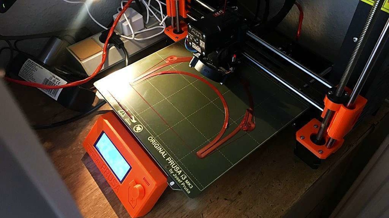 Sebastian Mllers 3D-Drucker wird ein Teil eines Gesichtsvisiers ausgedruckt.  | Foto: Sebastian Mller