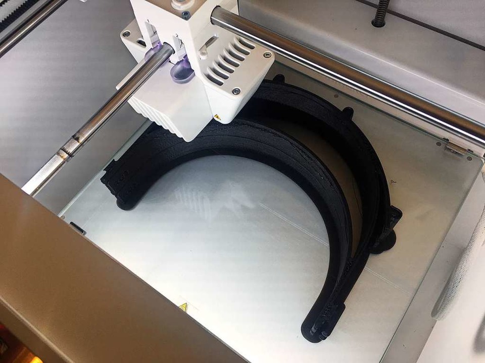 In Sebastian Mllers 3D-Drucker wird ein Teil eines Gesichtsvisiers ausgedruckt.  | Foto: Sebastian Mller