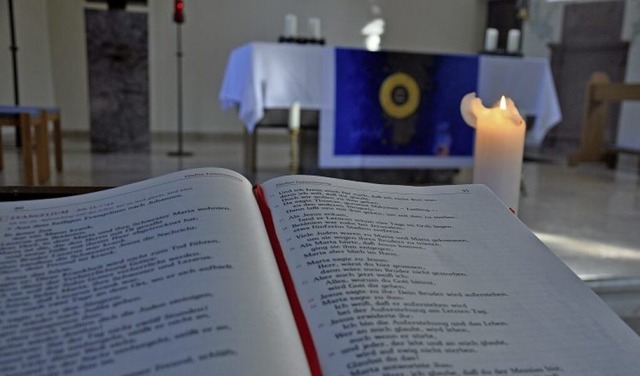Der katholische Pfarrer Olaf Winter le...meinde seine Lesung zum Nachlesen aus.  | Foto: Jutta Schtz