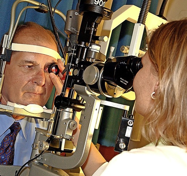 Augenrzte kommen ihren Patienten sehr nahe.  | Foto: Wolf-Dietrich Weissbach
