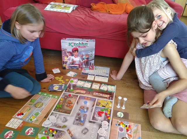 Nino und seine Schwestern Ronja  und Julina (von links) beim Spielen  | Foto: Privat