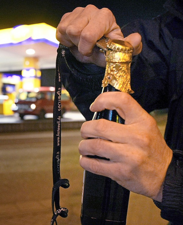 Bier wird viel getrunken in &#8222;Noc...0;, auch vor der rtlichen Tankstelle   | Foto: Patrick Seeger (dpa)