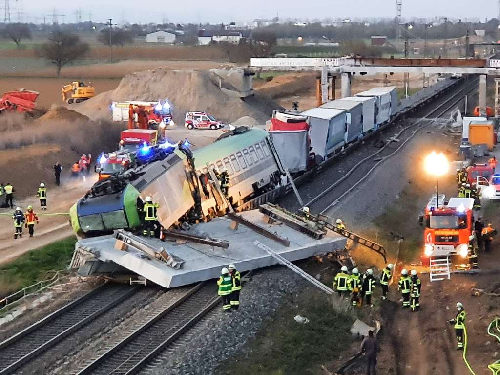 Groeinsatz auf der Rheintalstrecke: Sdlich von Auggen ist ein Gterzug mit einem tonnenschweren Betonteil kollidiert und teilweise entgleist.