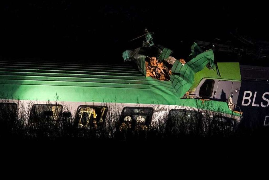 Großeinsatz auf der Rheintalstrecke: Südlich von Auggen ist ein Güterzug mit einem tonnenschweren Betonteil kollidiert und teilweise entgleist. (Foto: Patrick Seeger (dpa)) Großeinsatz auf der Rheintalstrecke: Südlich von Auggen ist ein Güterzug mit einem tonnenschweren Betonteil kollidiert und teilweise entgleist. (Foto: Patrick Seeger (dpa))