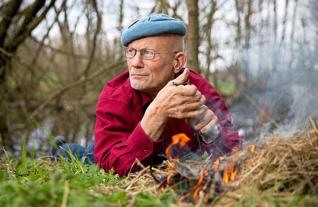 Der als &#8222;Sir Vival&#8220; bekann...en einem selbst entfachten Lagerfeuer)  | Foto: Axel Heimken (dpa)