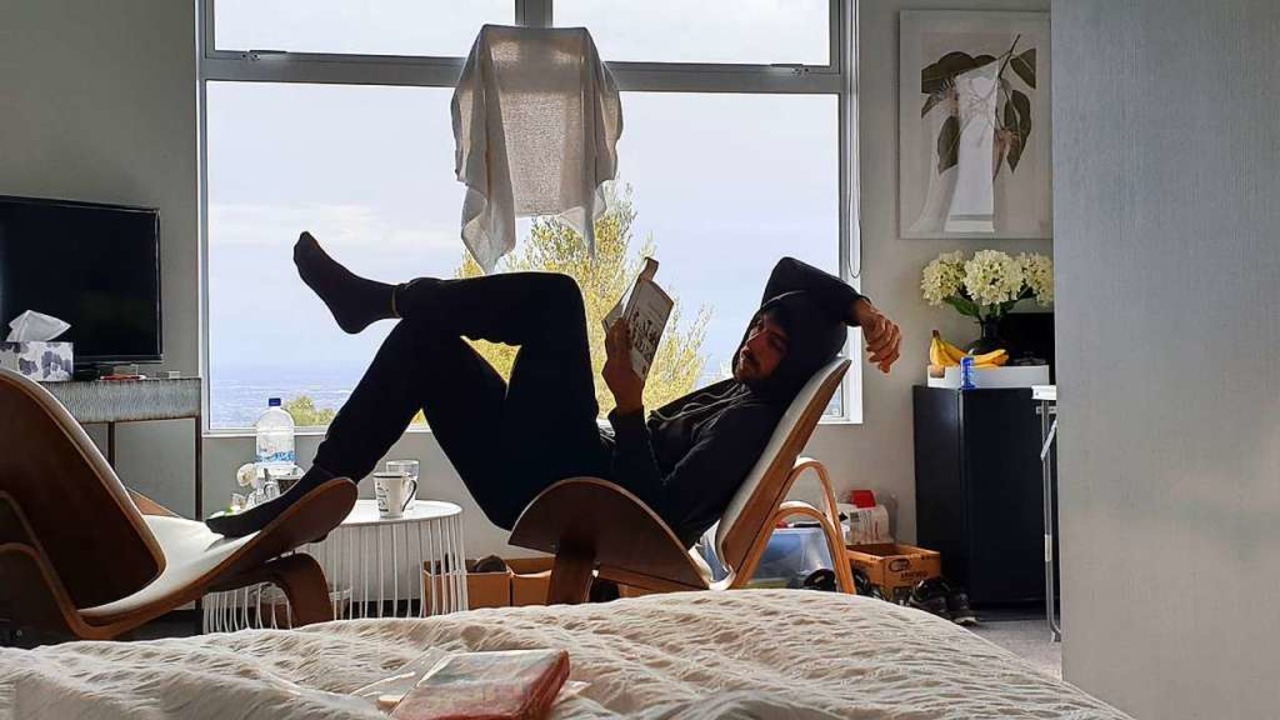 Pierre beim Lesen in der Airbnb-Wohnun...rten auf den Rckflug nach Deutschland  | Foto: Theresa Steudel