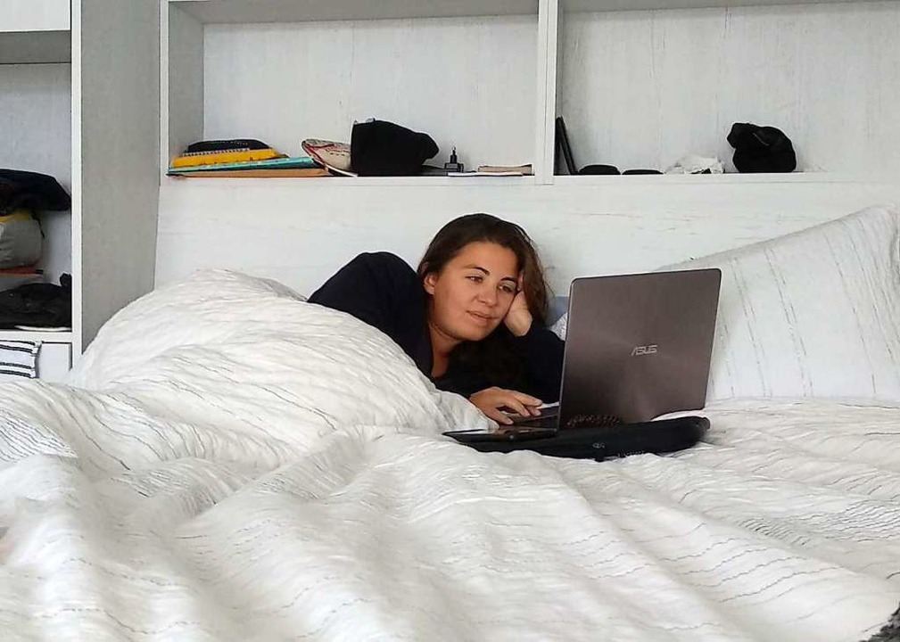 Theresa Steudel sortiert  Bilder  von der Weltreise in der Lockdown-Wohnung  | Foto: Pierre Durand
