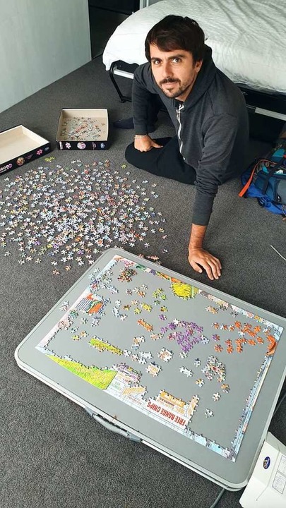 Pierre puzzelt das Puzzle der Gastgeber  | Foto: Theresa Steudel