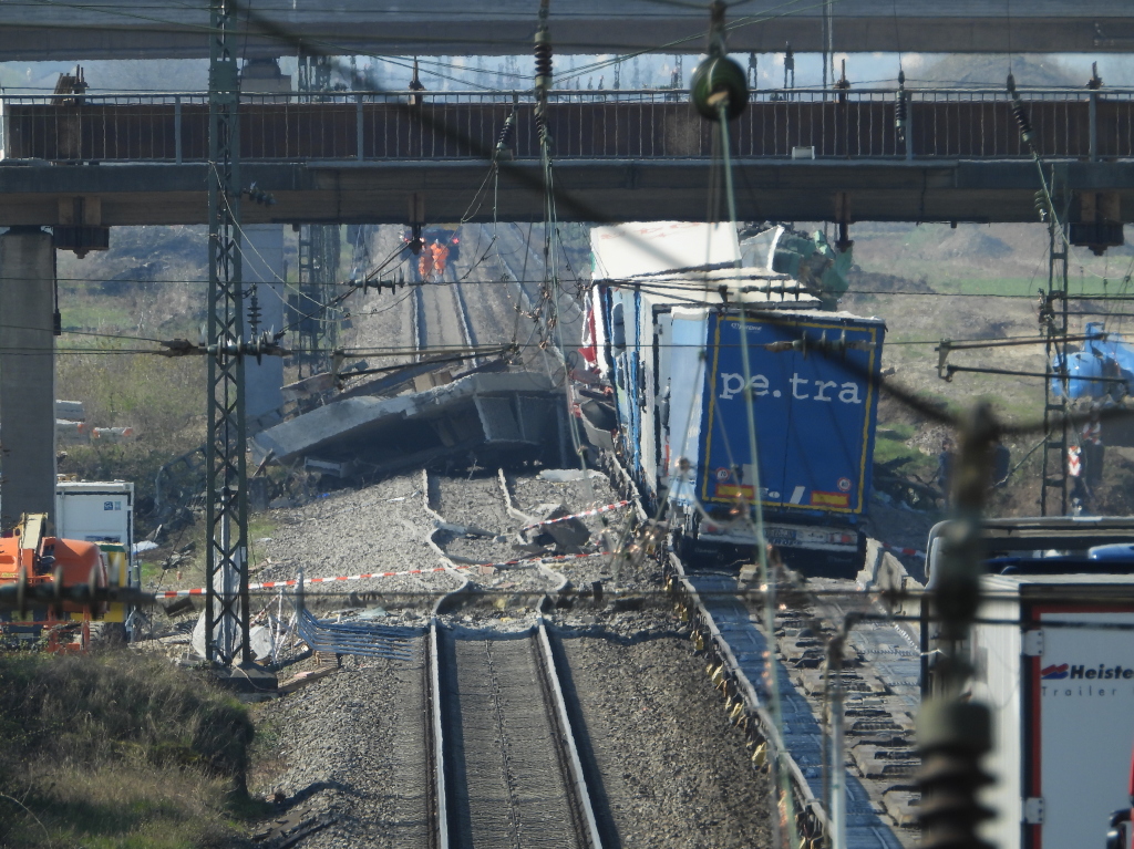 Groeinsatz auf der Rheintalstrecke: Sdlich von Auggen ist ein Gterzug mit einem tonnenschweren Betonteil kollidiert und teilweise entgleist.