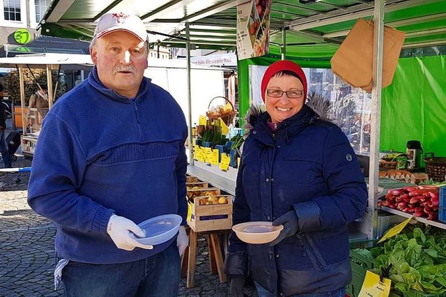 Claus Mattmller und Sonja Wachtmeiste...nd Plastikschalen fr das Wechselgeld.  | Foto: Gerhard Walser