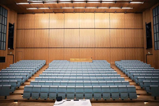 Die Sitze im Hrsaal der Universitt sind leer.  | Foto: Oliver Berg (dpa)