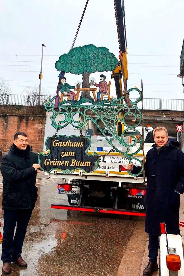 Brgermeister Markus Hollemann und Pro...Schild des Gasthauses zum Grnen Baum.  | Foto: Gemeinde Denzlingen