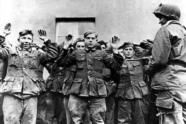 Junge deutsche Soldaten werden im Zwei...aten bewacht (undatiertes Archivfoto).  | Foto: A0009 dpa