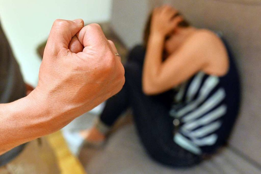 Isolation und Enge: Wer mehr Zeit mite...ger wegen huslicher Gewalt ausrcken.  | Foto: Maurizio Gambarini