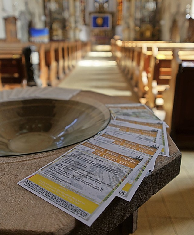 Infobltter zur Corona-Krise liegen in der Kenzinger Stadtkirche aus.  | Foto: Martin Wendel