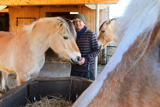 Hausmeister Jan Bank gehrt zu denen, ...en zum Beispiel um die Pferde kmmern.  | Foto: Ingo Schneider