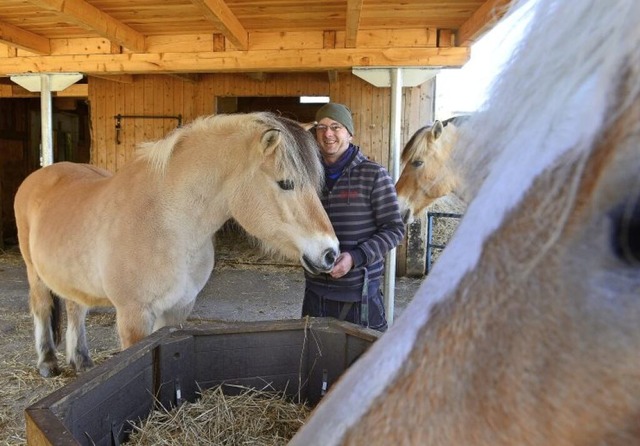 Hausmeister Jan Bank gehrt zu denen, ...n zum Beispiel um die Pferde kmmern.   | Foto: Ingo Schneider