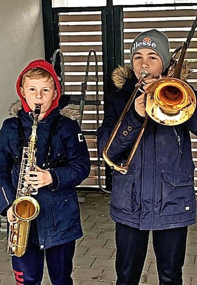 Blasmusik gegen die gespenstische Coro...links) und  Offnadingen (rechts) auf.   | Foto: bz