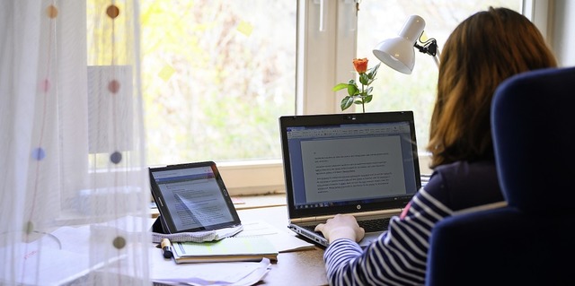 Eine Schlerin sitzt in einem Arbeitsz...omeschooling mit Videokonferenzen an.   | Foto: Sebastian Gollnow/dpa