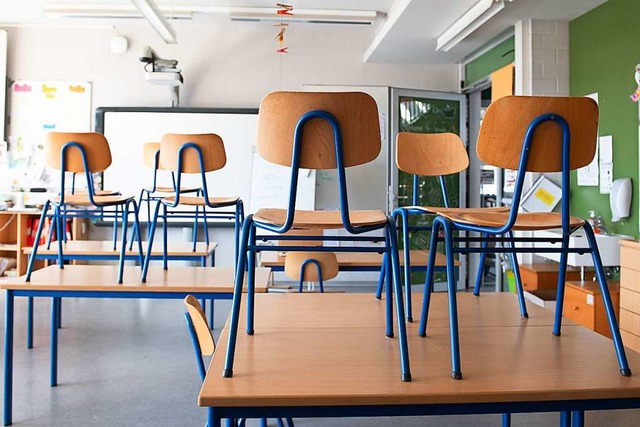 Die Klassenzimmer in Baden-Wrttemberg stehen wohl noch lnger leer.  | Foto: Sebastian Kahnert (dpa)