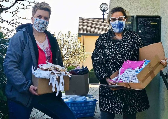 Simone Delakowitz (l.) und Silvia Bosc...d mit den selbst genhten Stoffmasken.  | Foto: privat 