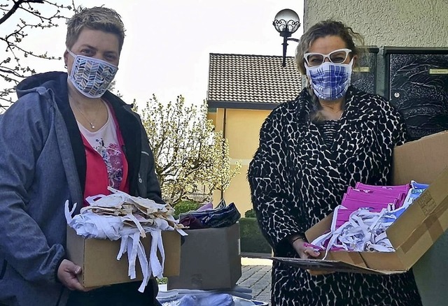 Simone Delakowitz (l.) und Silvia Bosc...d mit den selbst genhten Stoffmasken.  | Foto: privat 