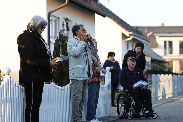 In Allmannsweier singen sich die Nachbarn gegenseitig Mut zu