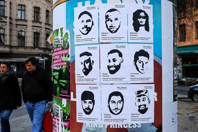 Die Namen der Opfer, alle mit Migratio... einer Litfasule in Berlin-Kreuzberg  | Foto: DAVID GANNON (AFP)